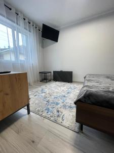 een slaapkamer met een bed en een tapijt bij OneDay in Verkhovyna