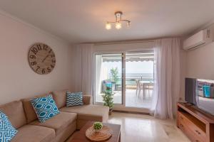 Telewizja i/lub zestaw kina domowego w obiekcie Apartamento Frentemar 1 by Costa CarpeDiem