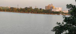 uma grande massa de água com uma cidade ao fundo em Jays Guest, Diyatha Uyana em Etulkotte