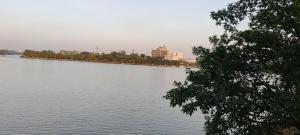 una gran masa de agua con una ciudad en el fondo en Jays Guest, Diyatha Uyana, en Etulkotte