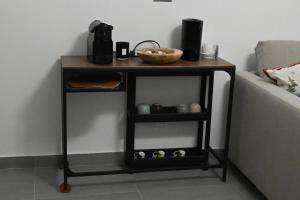 een tafel met een koffiezetapparaat naast een bed bij Casa karas in Milaan