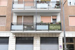 een appartementencomplex met 2 garagedeuren en een balkon bij Casa karas in Milaan