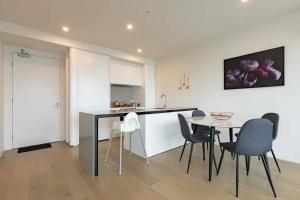 eine Küche und ein Esszimmer mit einem Tisch und Stühlen in der Unterkunft 1 BRM 1 BATH, South Melbourne, Spacious, Balcony in Melbourne