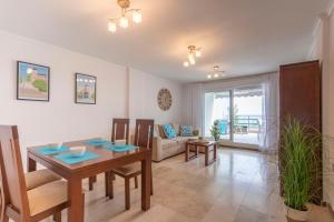 Część wypoczynkowa w obiekcie Apartamento Frentemar 1 by Costa CarpeDiem