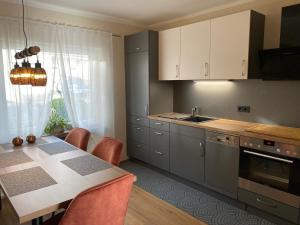 a kitchen with a table with chairs and a sink at Feriendomizil Willi & Renate in Bad Sobernheim