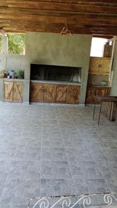 una cucina con armadi in legno e pavimento piastrellato di El Indio - Casa de campo a Villa del Salvador