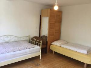 1 dormitorio con 2 camas y armario en 30' bus/train to Vienna, lange flat, min.4 nights, en Klosterneuburg
