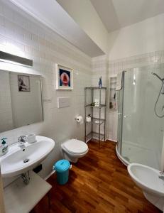 La salle de bains est pourvue d'un lavabo, de toilettes et d'une douche. dans l'établissement Art District Loft Venice, à Venise