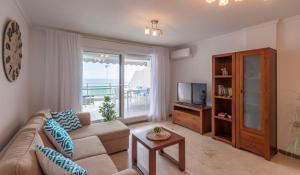 Telewizja i/lub zestaw kina domowego w obiekcie Apartamento Frentemar 1 by Costa CarpeDiem