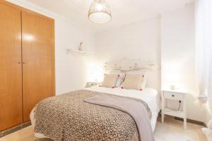 Łóżko lub łóżka w pokoju w obiekcie Apartamento Frentemar 1 by Costa CarpeDiem