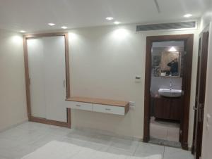 een badkamer met een wastafel en een spiegel bij لاصحاب التميز شقة راقية في المهندسين بالقرب من جامعة الدول والنيل in Caïro +6 foto's