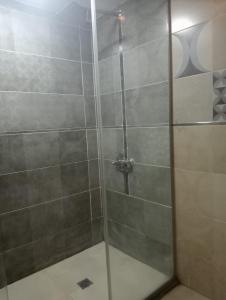een douche met een glazen deur in een badkamer bij لاصحاب التميز شقة راقية في المهندسين بالقرب من جامعة الدول والنيل in Caïro