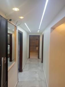 een hal met een gang die leidt naar een kamer bij لاصحاب التميز شقة راقية في المهندسين بالقرب من جامعة الدول والنيل in Caïro