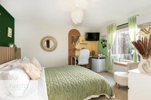 1 dormitorio con cama y escritorio en Bohemian Haven Guesthouse en Oxford