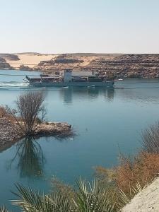 un barco está atracado en un gran cuerpo de agua en Tut Amun, en Abu Simbel