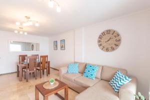Część wypoczynkowa w obiekcie Apartamento Frentemar 1 by Costa CarpeDiem