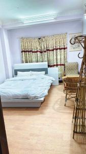 Ένα ή περισσότερα κρεβάτια σε δωμάτιο στο Monkey Temple Homestay