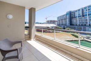 ケープタウンにあるWaterfront Canal - Fully Equipped One Bedroom Apartmentのバルコニー(椅子付)が備わります。 +14枚の写真