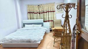 Ένα ή περισσότερα κρεβάτια σε δωμάτιο στο Monkey Temple Homestay