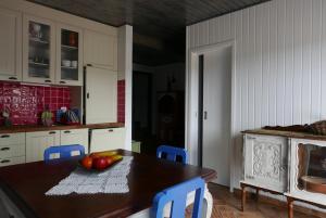 una cocina con una mesa con un bol de fruta. en Barranco do Zambujeiro, en Vila do Bispo