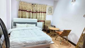 Ένα ή περισσότερα κρεβάτια σε δωμάτιο στο Monkey Temple Homestay