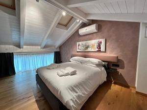 a bedroom with a large bed with two towels on it at Piol42 - Affitti Brevi Italia in Rivoli