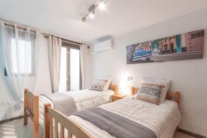 Łóżko lub łóżka w pokoju w obiekcie Apartamento Frentemar 1 by Costa CarpeDiem