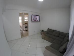 - un salon avec un canapé et une table dans l'établissement A melhor localização da PG. Com ar cond.!, à Praia Grande