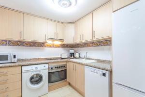 Kuchnia lub aneks kuchenny w obiekcie Apartamento Frentemar 1 by Costa CarpeDiem