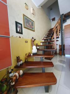 a room with wooden benches and stairs with stuffed animals at Appartamento Andromeda con 3 camere da letto, Parcheggio privato e 2 Bagni in Potenza +1 photo