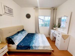 Ένα ή περισσότερα κρεβάτια σε δωμάτιο στο Cozy Corner at Camella Subic Vista Estates