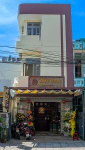 un magasin de motos garé devant un bâtiment dans l'établissement Hoian Old Town Hostel, à Hội An