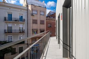 eine Treppe in einem Gebäude mit Gebäuden in der Unterkunft CENTRIC APARTMENT CAMP NOU 2 in Hospitalet de Llobregat