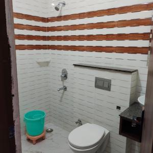 een badkamer met een toilet en een wastafel bij evergreen family homesty in Agra