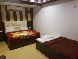 een slaapkamer met 2 bedden in een kamer bij evergreen family homesty in Agra