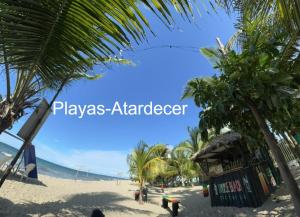 una playa con palmeras y las palabras playa akader en Los Cayos Cabañas, en Coveñas