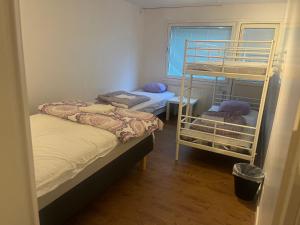 Zimmer mit 2 Etagenbetten und einem Fenster in der Unterkunft Vivian house in Göteborg