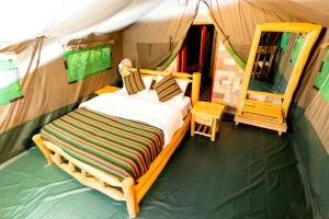 ein Schlafzimmer mit einem Bett in einem Zelt in der Unterkunft Seven Ranges Hotel in Moroto