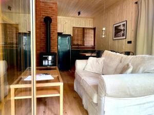 un soggiorno con un divano bianco e un tavolo di Apartamenty Leśna Przystań 2 a Węgorzewo