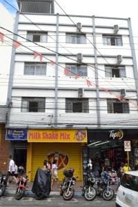 un grupo de motocicletas estacionadas frente a un edificio en Pousada Divina Fé en Aparecida