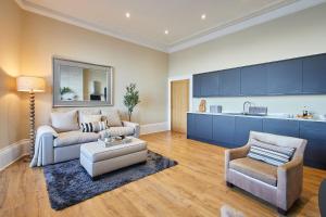 een woonkamer met een bank en een tafel en een keuken bij Host & Stay - Salty Bay in Saltburn-by-the-Sea