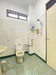 un baño con inodoro y lavabo en Home in Johor Bahru Near By Paradigm Mall JB, en Johor Bahru