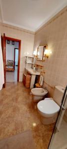 bagno con 2 servizi igienici e lavandino di Ten minutes from airport a Vecindario