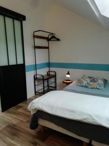 een slaapkamer met een bed en een stapelladder bij Studio au coeur de la vallée de la Loire in Azay-sur-Cher