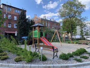 park z placem zabaw ze zjeżdżalnią w obiekcie Apartamenty Wrzeszcz by Q4Apartments w Gdańsku