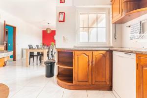 una cucina con armadi in legno e una sala da pranzo di Moradia Arrifana Ocean View ad Aljezur