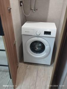 Waschmaschine und Trockner in einem kleinen Zimmer in der Unterkunft ESTUDIO d'PACO in Callosa d'en Sarrià