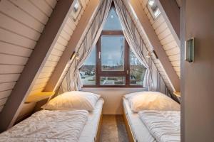 - 2 lits dans une chambre avec fenêtre dans l'établissement Seeblick, à Immenstaad am Bodensee