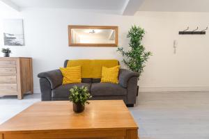 een woonkamer met een bank en een salontafel bij May Disc - Long Stay - Contractors in Swindon