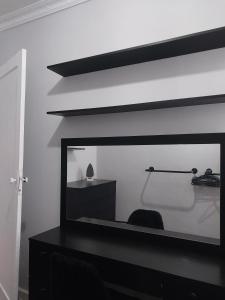 un espejo en un tocador en una habitación en Magnífico apartamento, en Río de Janeiro